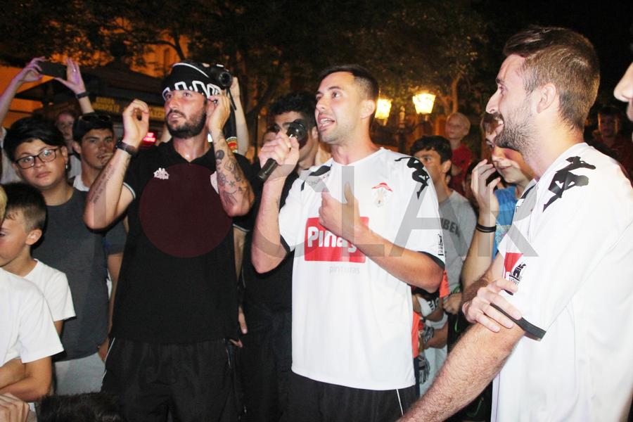 Celebració de l'ascens de l'Ontinyent CF. Víctor Fuentes, Paco Sáez y Francesc