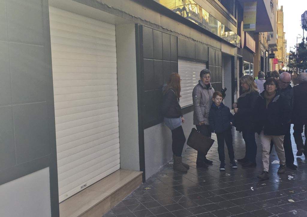 Clientes de Folgado Joyeros, en la calle a la espera de que la tienda pudiera abrir