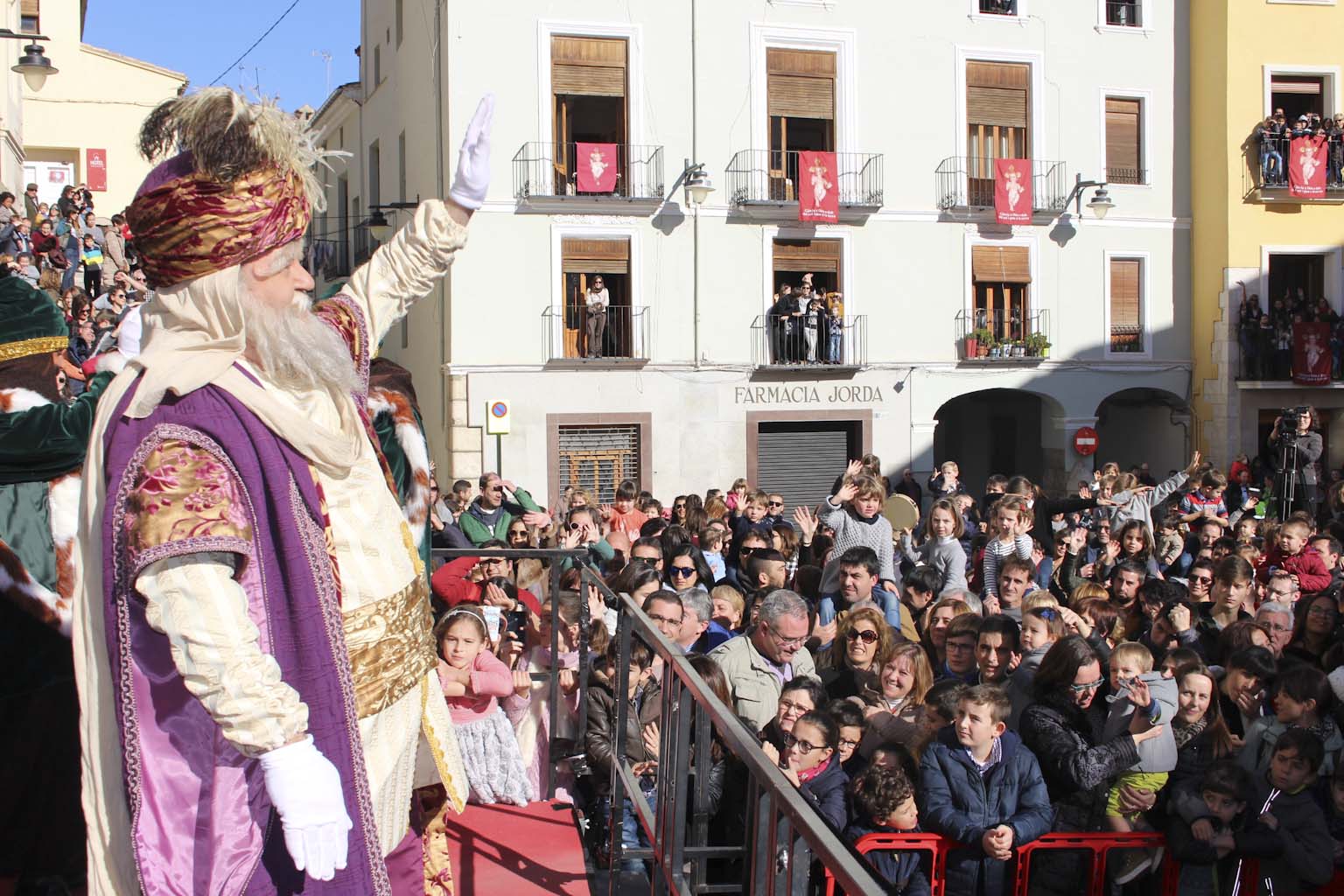 Jacobo, emisario real, saluda desde la plaza del Ayuntamiento de Ontinyent