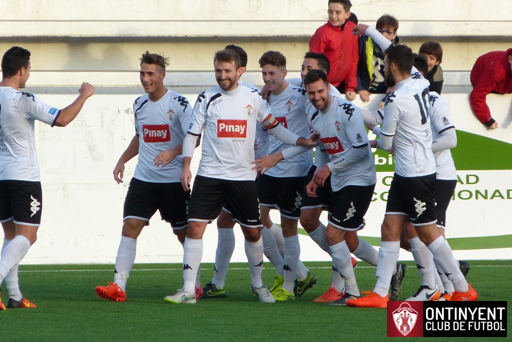 Los jugadores del Ontinyent celebran un gol ante el Segorbe
