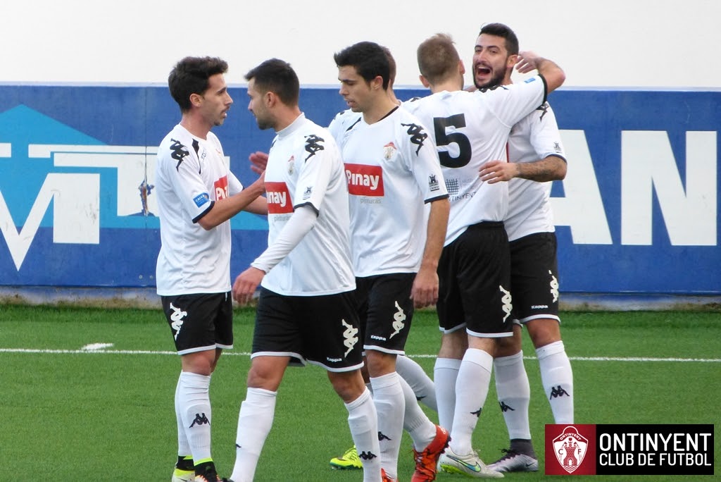 Jugadores del Ontinyent celebran el gol ante el Buñol