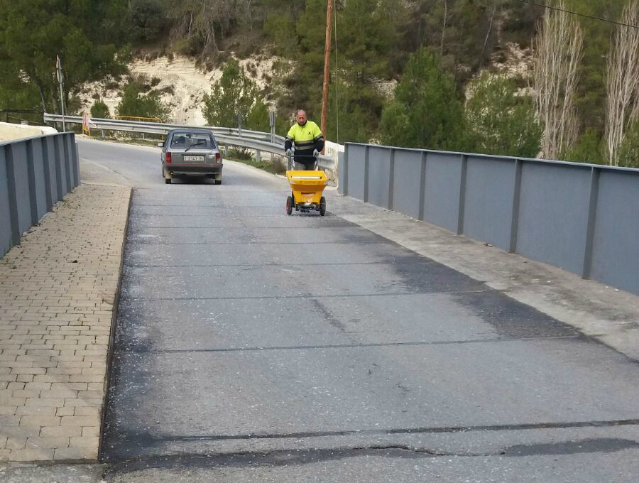 Operario tirando sal para evitar las placas de hielo