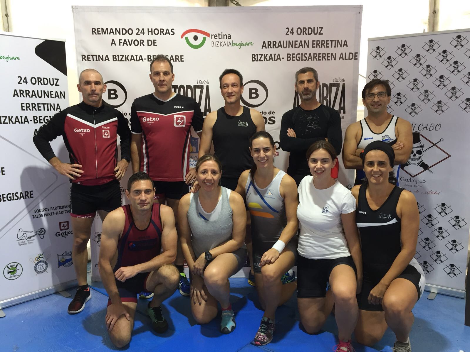 C.Gandia, de genolls al centre