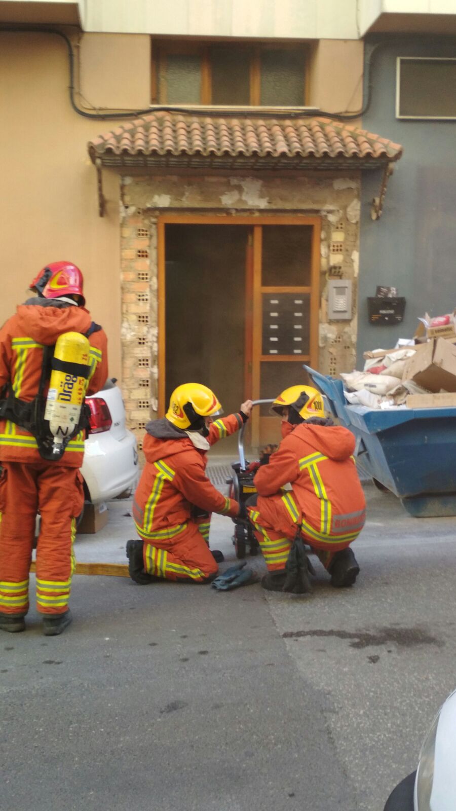 Bomberos sofocando el incendio