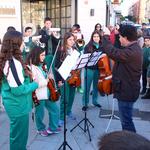 El colegio Santa María sale al Mercado para celebrar la Navidad