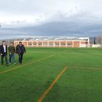 Renuevan el césped en los campos de fútbol del Polideportivo