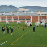 400 escolars d’Ontinyent inauguren la gespa del poliesportiu