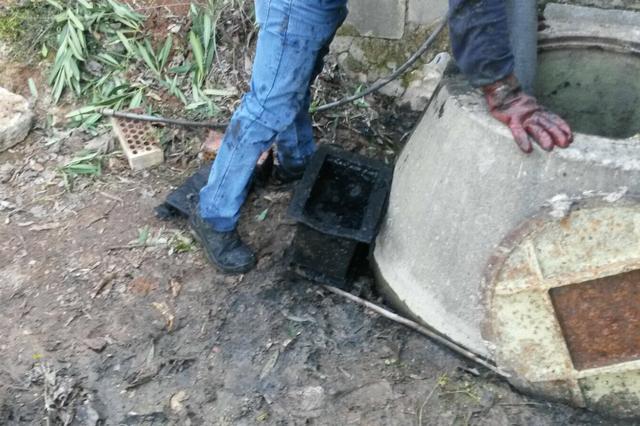 Aparece una caja fuerte en el alcantarillado del diseminado de Ontinyent