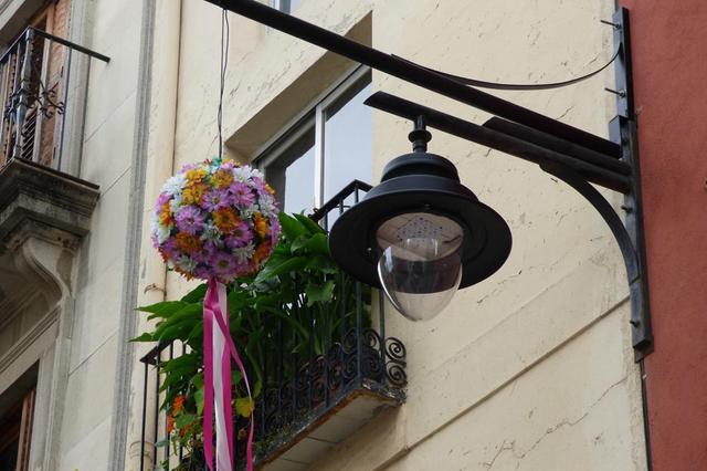 Cuenta-cuentos en una calle Mayor que estrena nueva iluminación