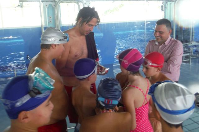 Ontinyent ofrece formación curricular en la piscina cubierta