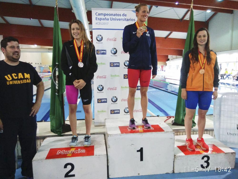 Carla Vidal, en el pódium con Mireia Belmonte