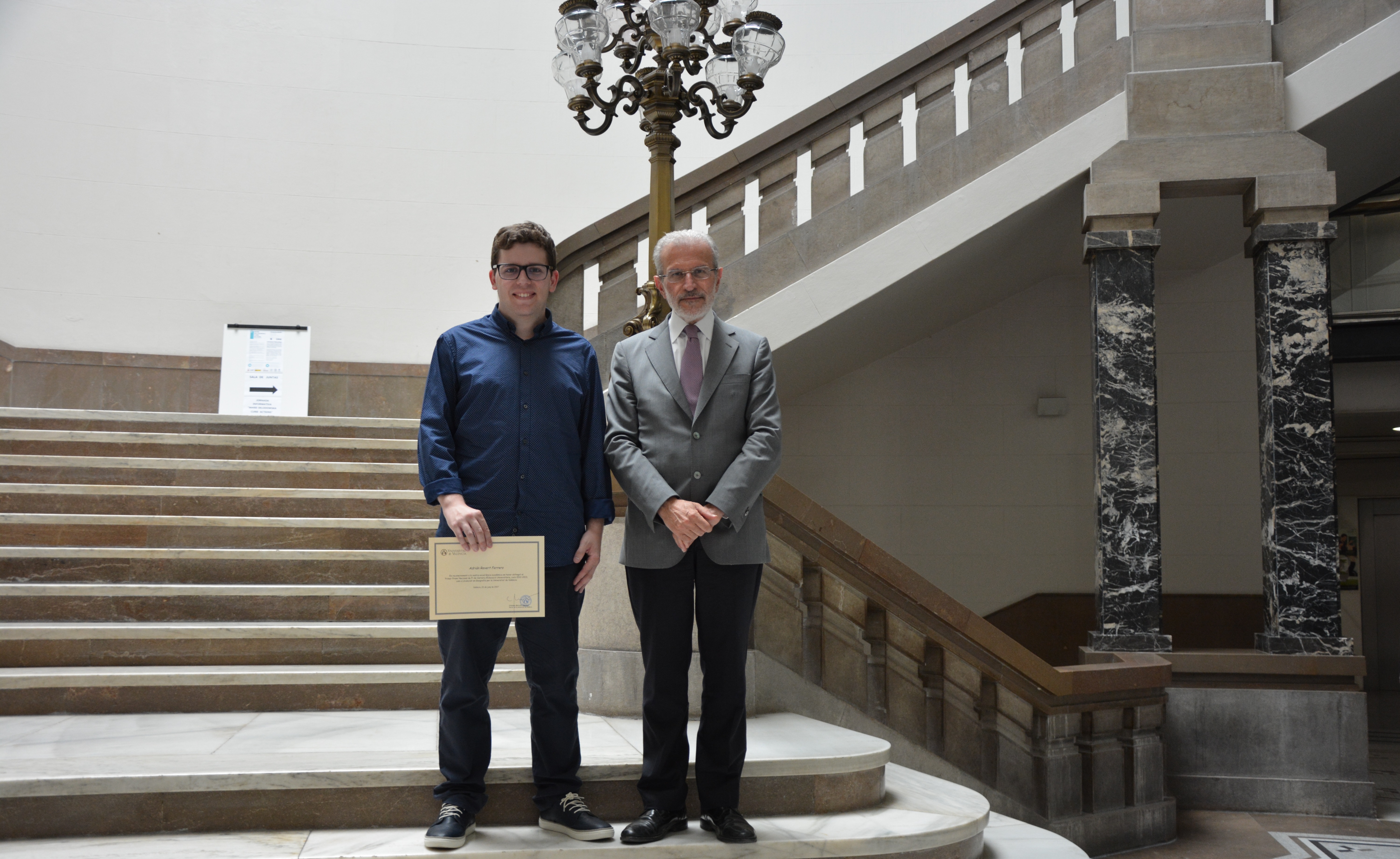 Adrián junt amb el rector de la UV