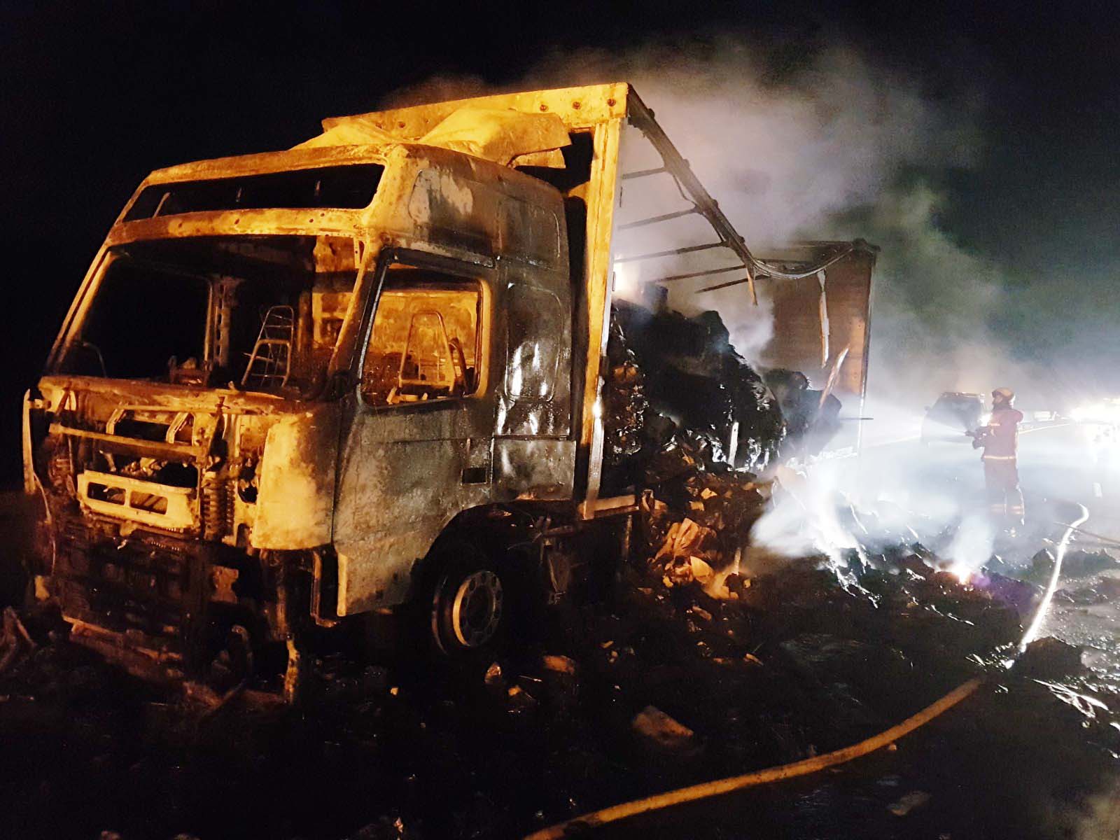 Camión incendiado