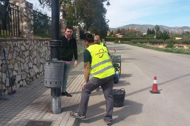 Adverteixen del perill que causa l’orí de gossos en els fanals de la via pública
