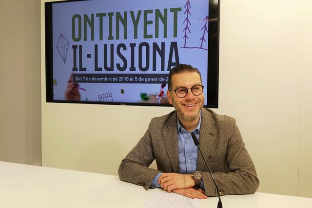 Ontinyent encen hui el nou arbre de Nadal  