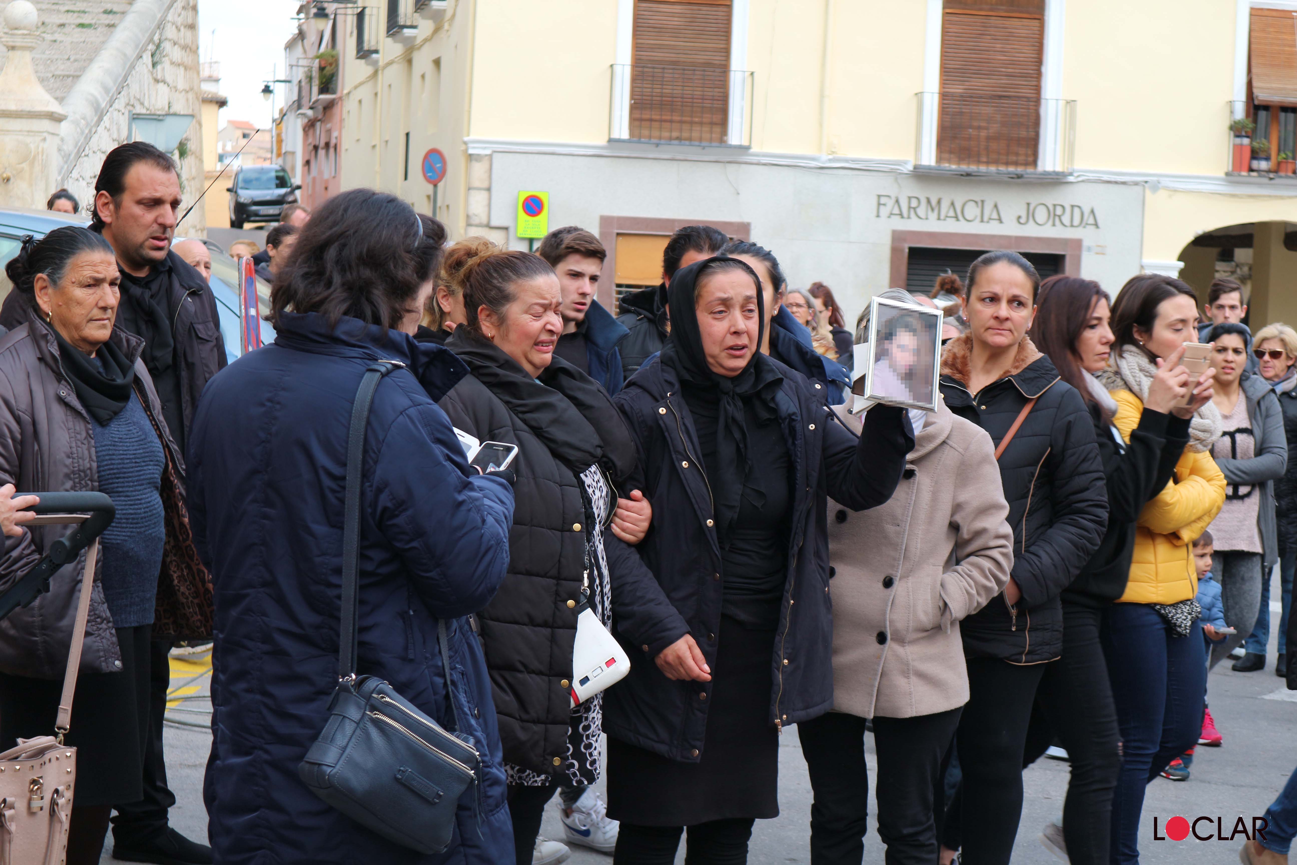 La mare amb una foto de la seua filla
