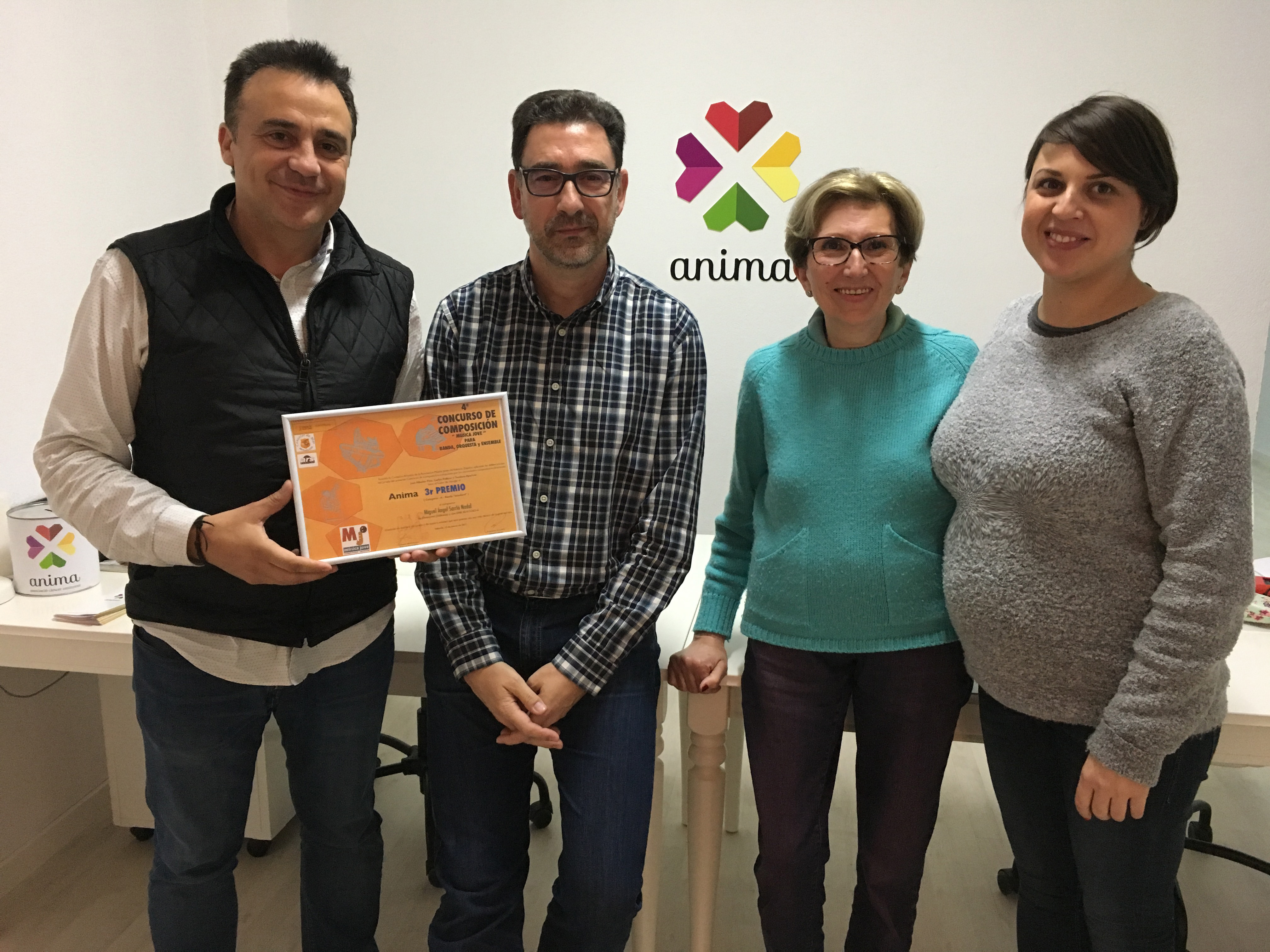 Miguel Angel Sarrió feia entrega del diploma del premi a ANIMA