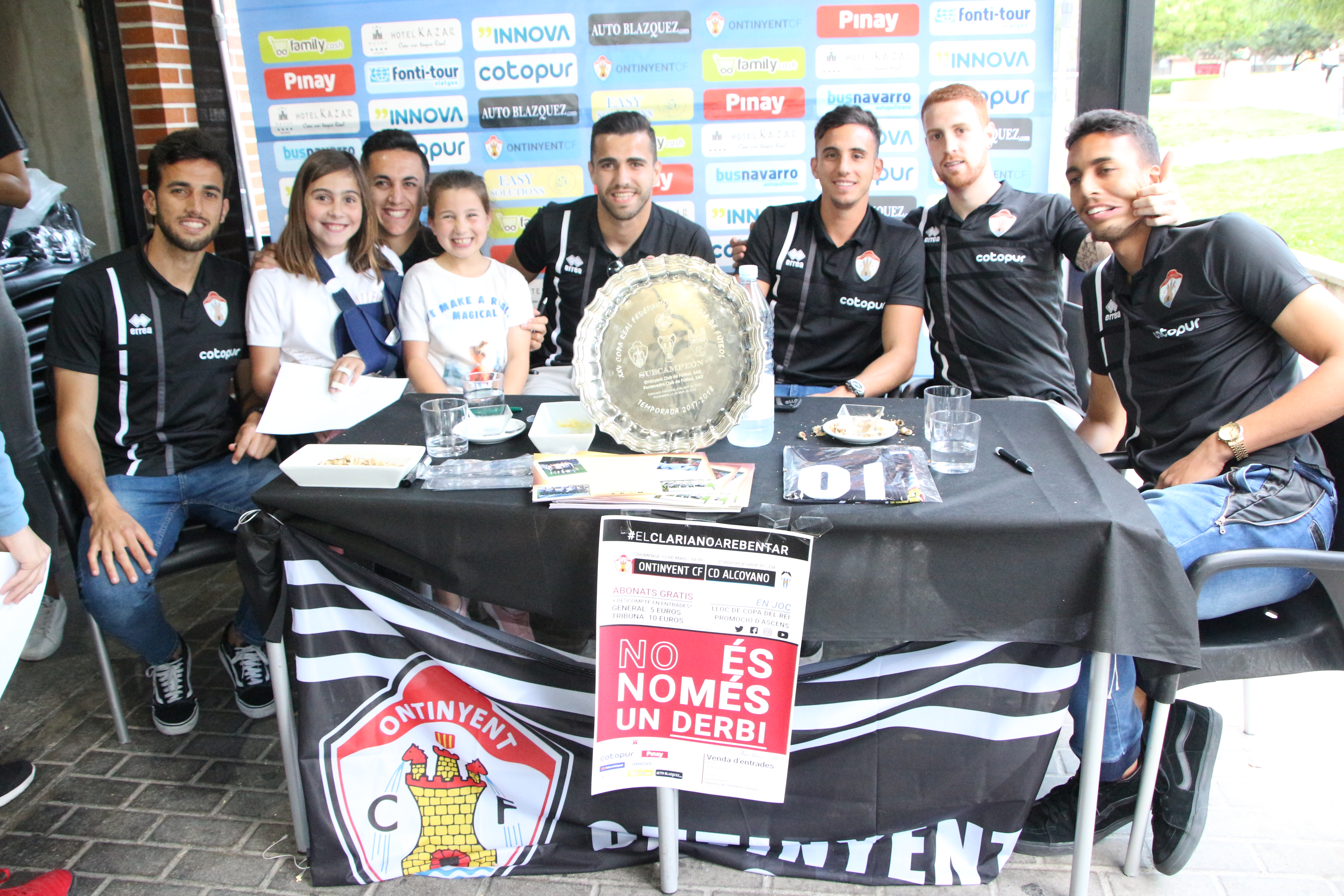 Jugadores del Ontinyent firman autógrados