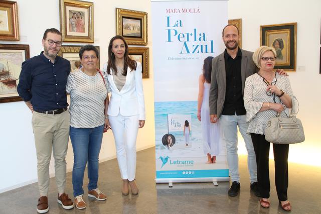 Mara Mollá presenta la seua segona novel·la, “La perla azul”, que tanca la història d'Amira