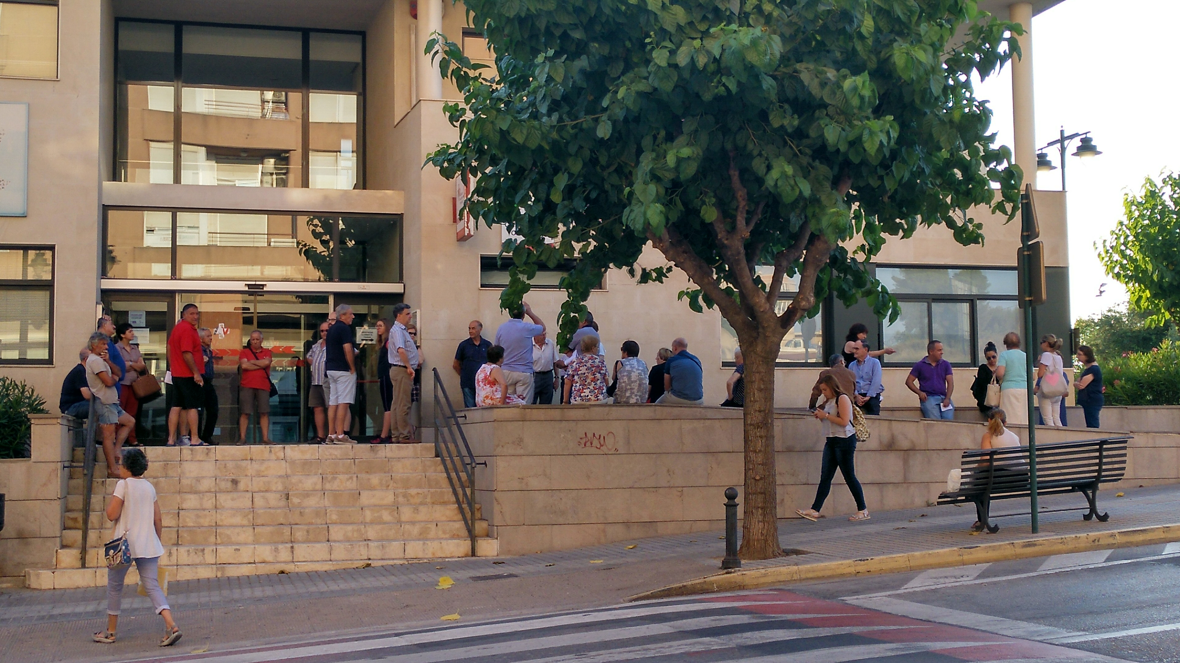 Cua en l'avda.Albaida este dimecres