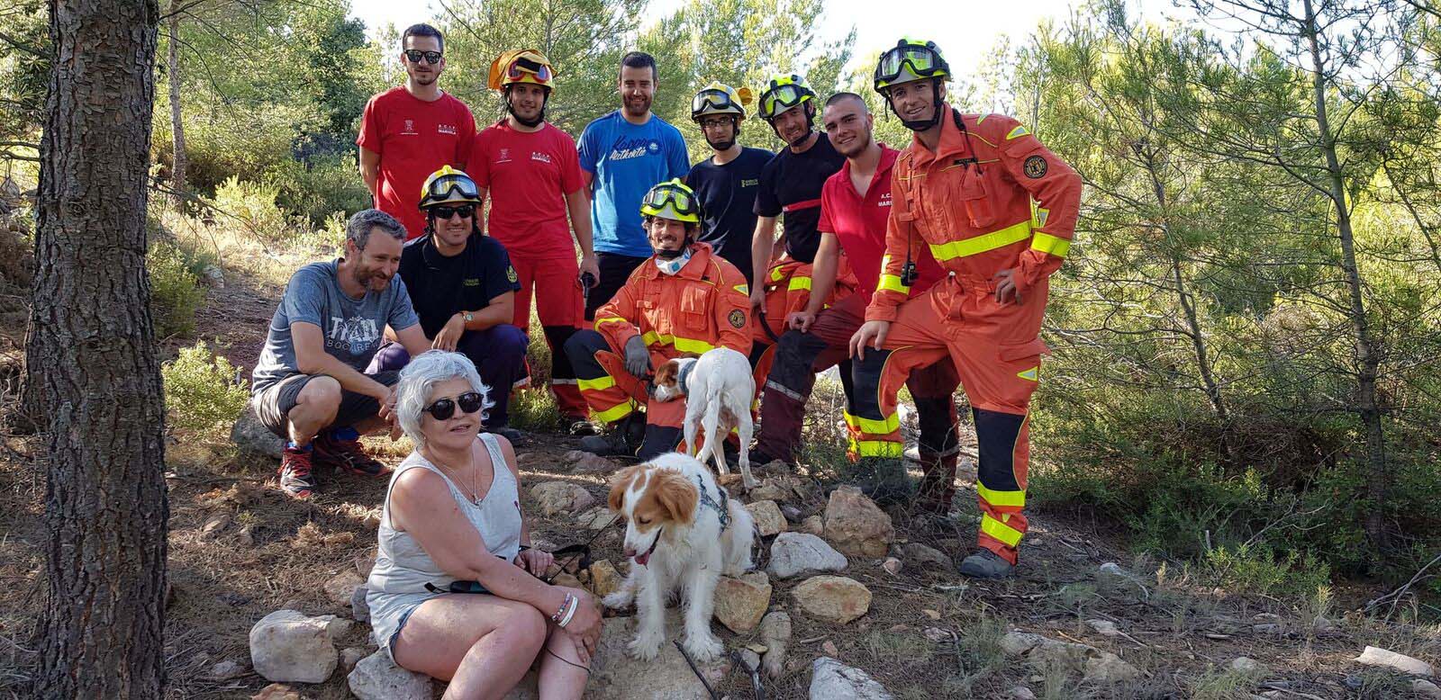 El equipo de rescate con la mujer que se perdió