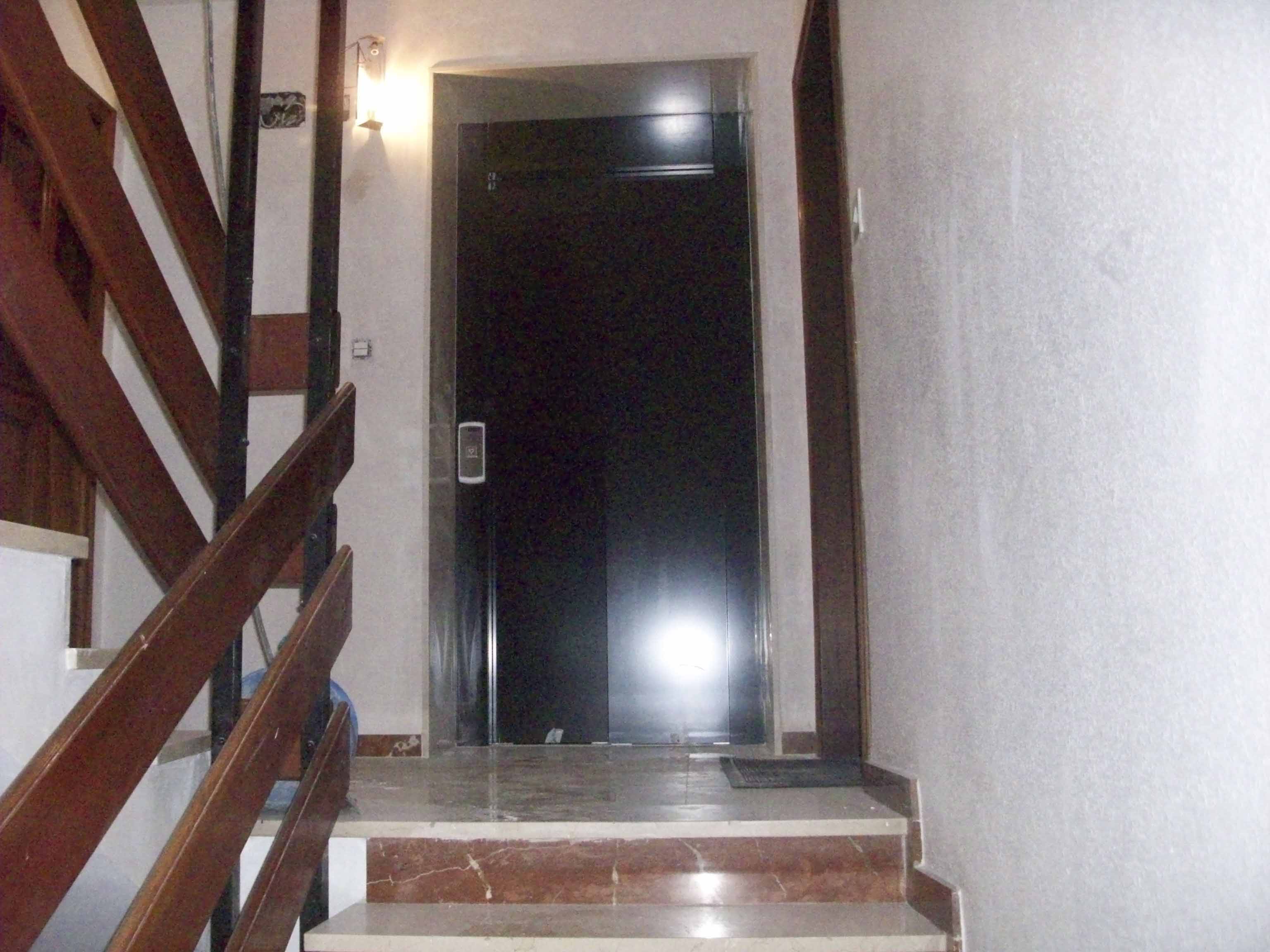 Ascensor instalado por Hermanos Figuera