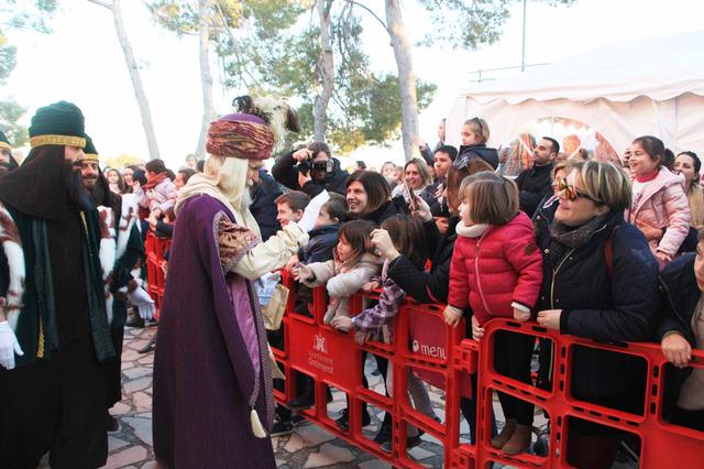Centenars de xiquets reben a Jacobo en Santa Anna