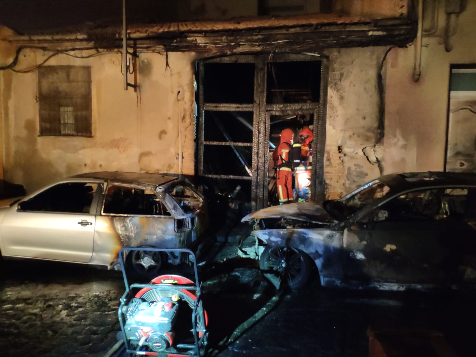 Bombers extingint l'incendi