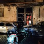 Un incendi crema 3 cotxes i afecta 2 immobles del carrer Sant Antoni d’Ontinyent