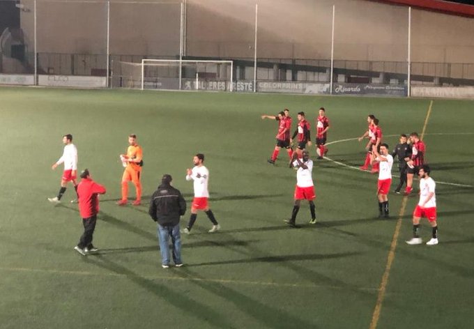 Los jugadores del CD Ontinyent aplauden tras la victoria en Muro
