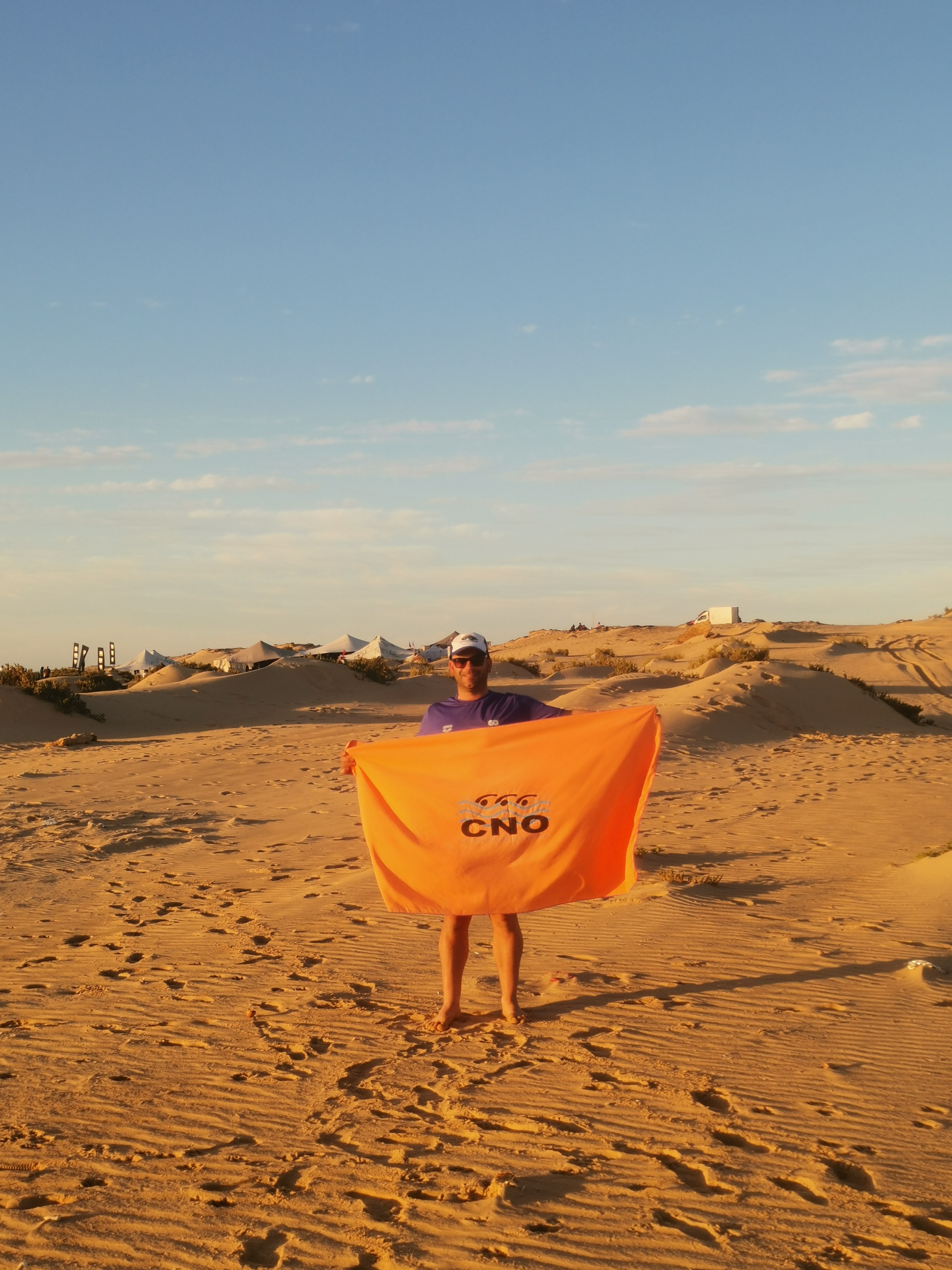 Nando Ribera con la bandera del CNO durante la prueba