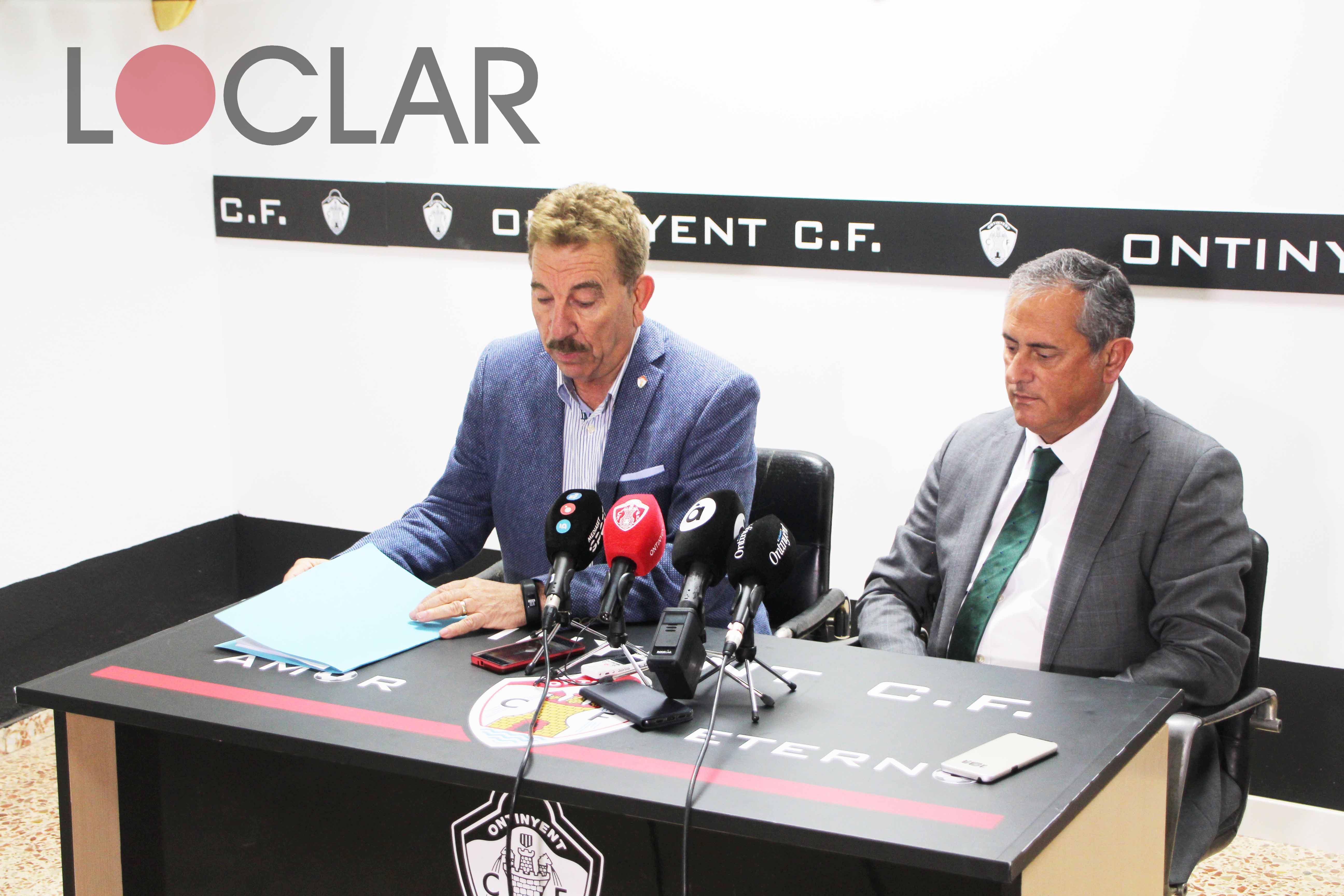 Luis Ortiz y Jaime Bernabeu consultan documentos
