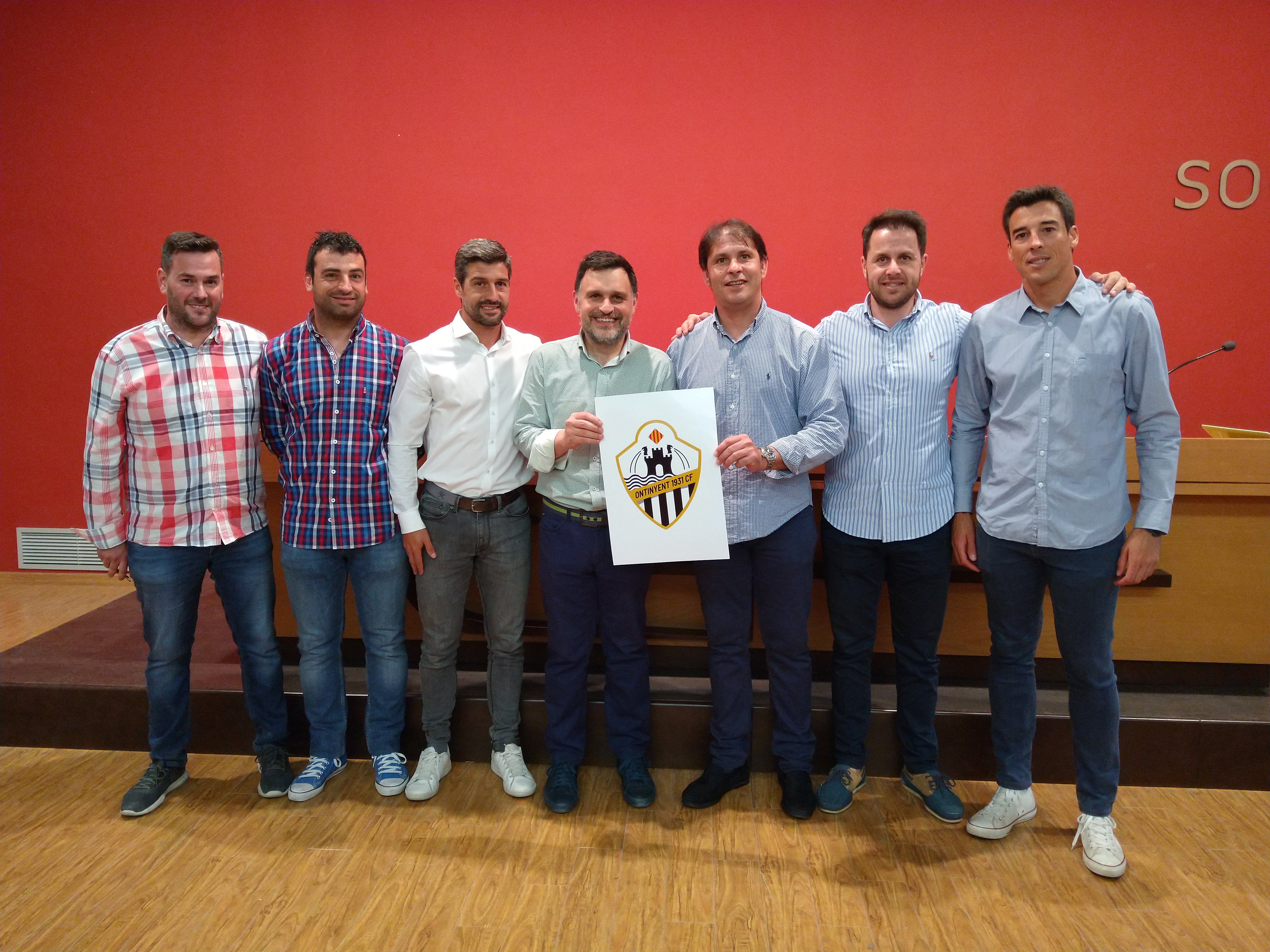 La directiva y el concejal de Deportes, con el nuevo escudo