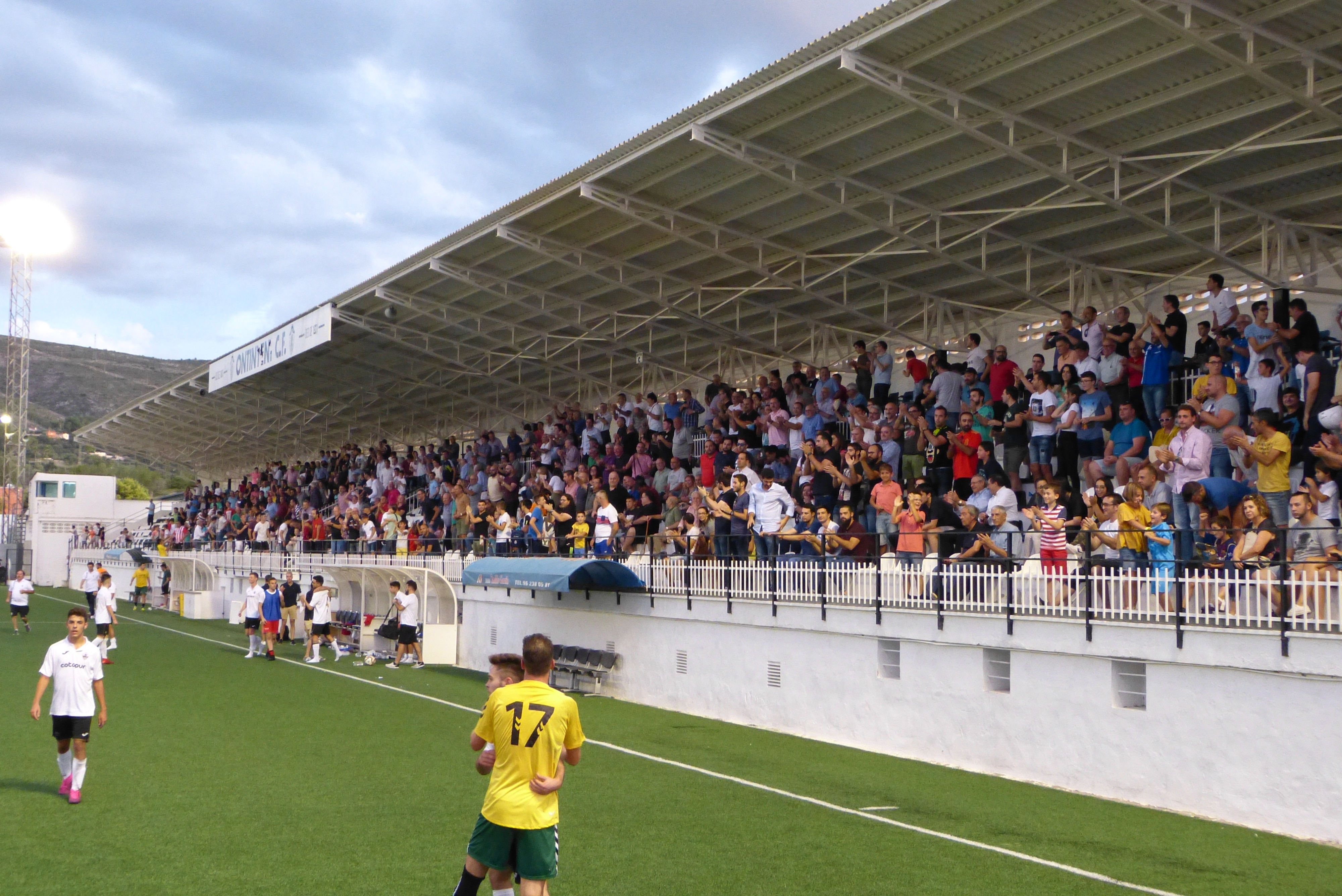 Así estaba la grada en el debut del Ontinyent 1931 en el Clariano