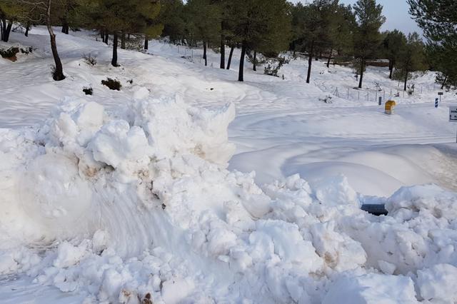 Los bomberos consiguen llegar hasta familia aislada en la Sierra Mariola en Bocairent