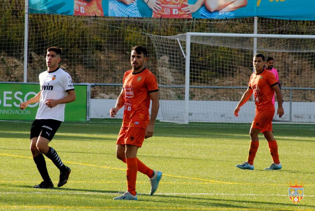 Imagen del encuentro entre el Atzeneta UE y el Valencia Mestalla