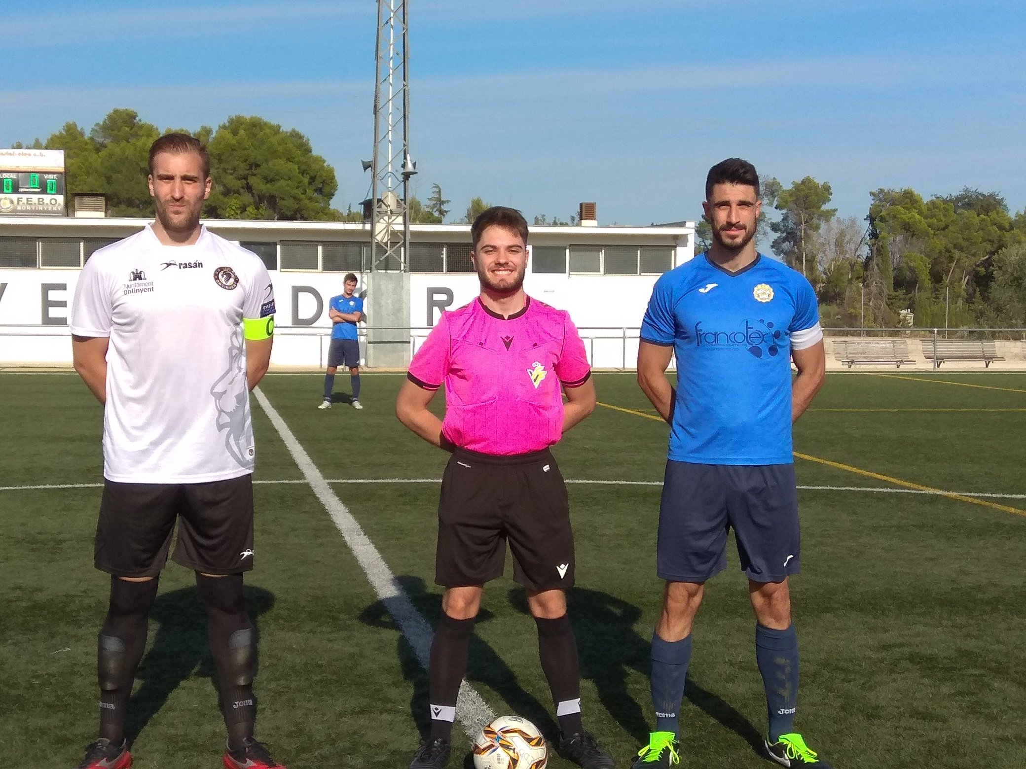 Foto de los capitanes del CD Ontinyent i el Esides Caramanchel
