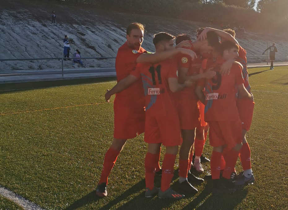 Los jugadores del CD Ontinyent celebran el gol de Cambreta