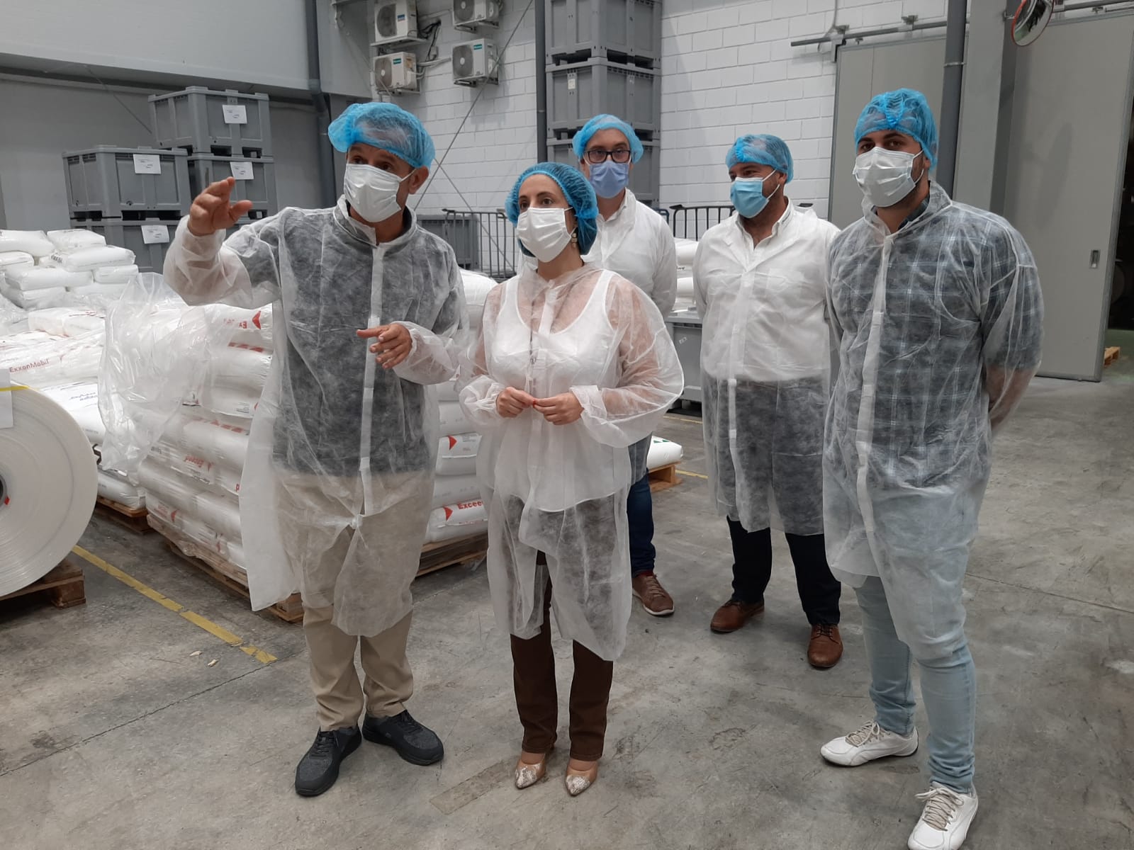 Foto de Rebeca Torró en su visita a empresas de Alfarrasí