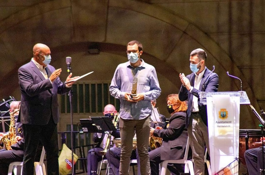 Rubén Penadés rebent el premi en Benidorm