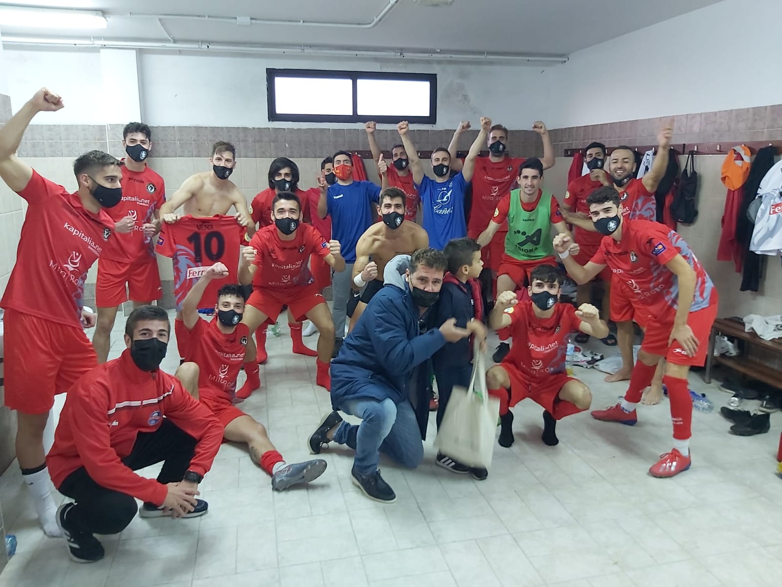 El CD Ontinyent celebra el triunfo en el último partido