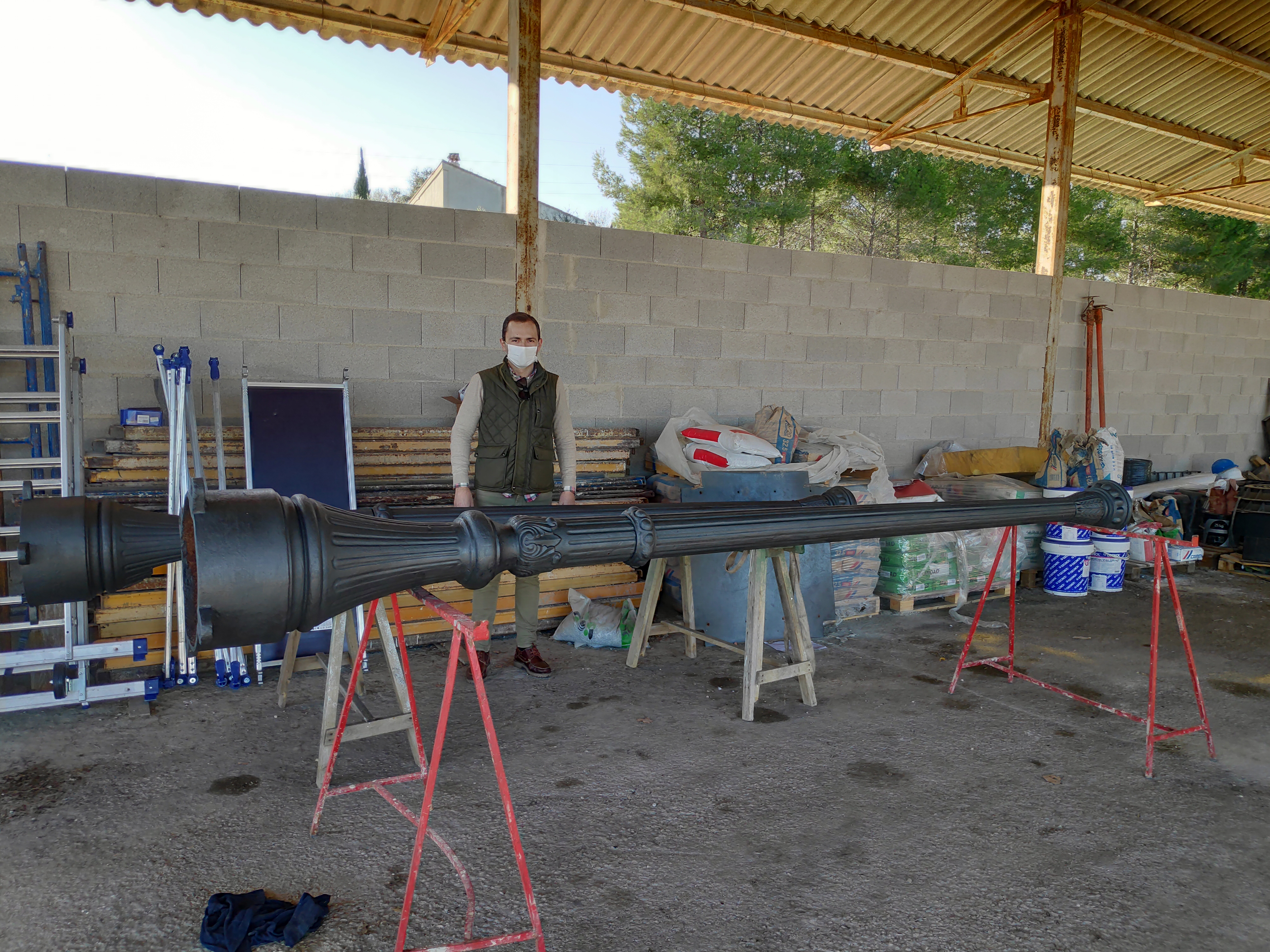 El regidor Paco Penadés supervisant la restauració