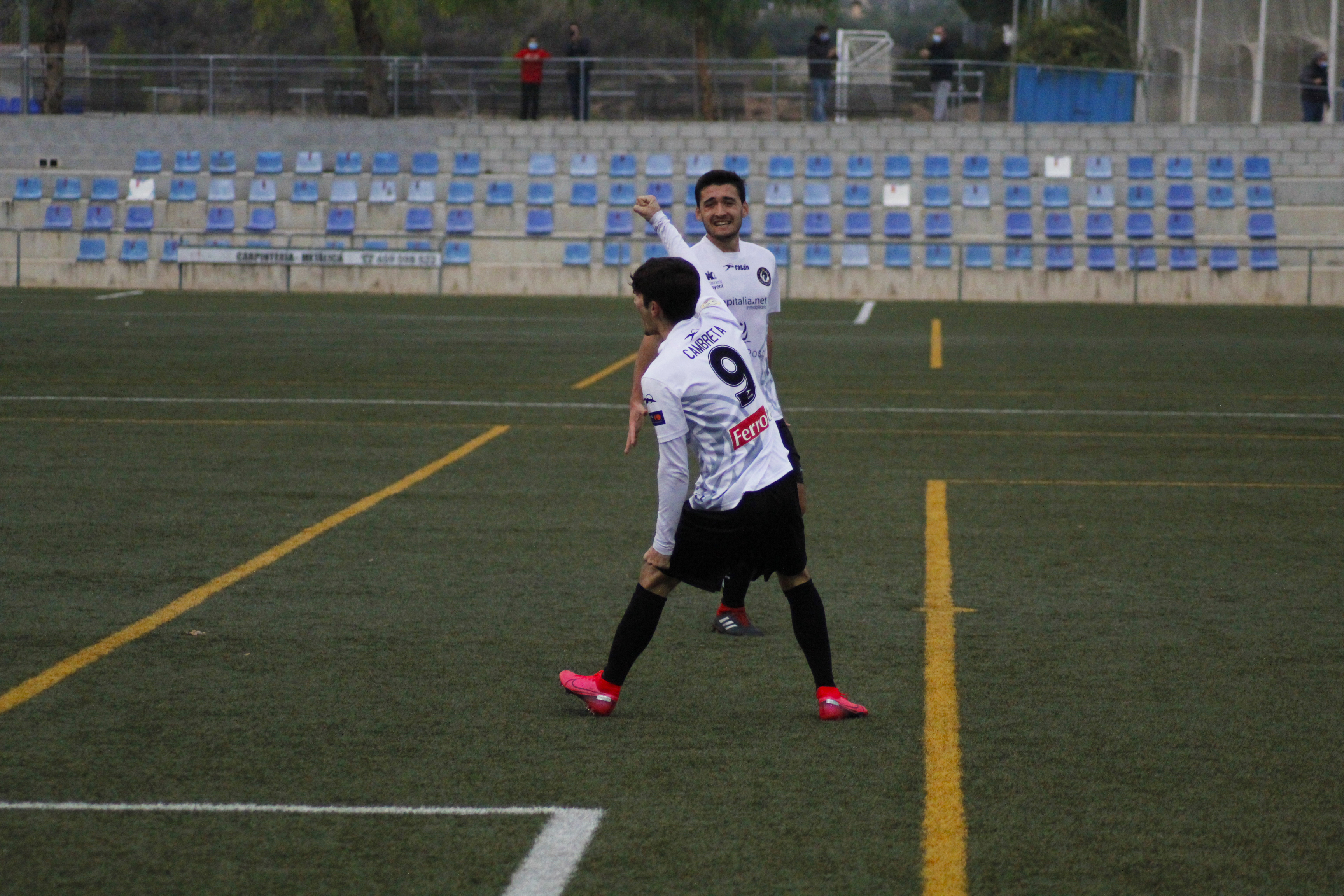Cambreta celebra un gol en la victoria sobre el Rayo Ibense