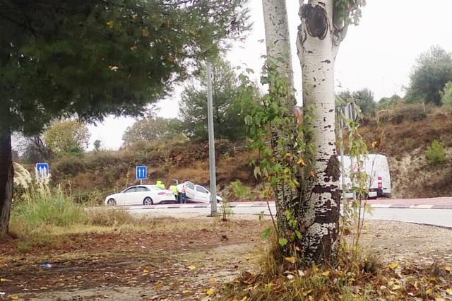 Accident entre dos vehicles en la rotonda d'accés a Ontinyent