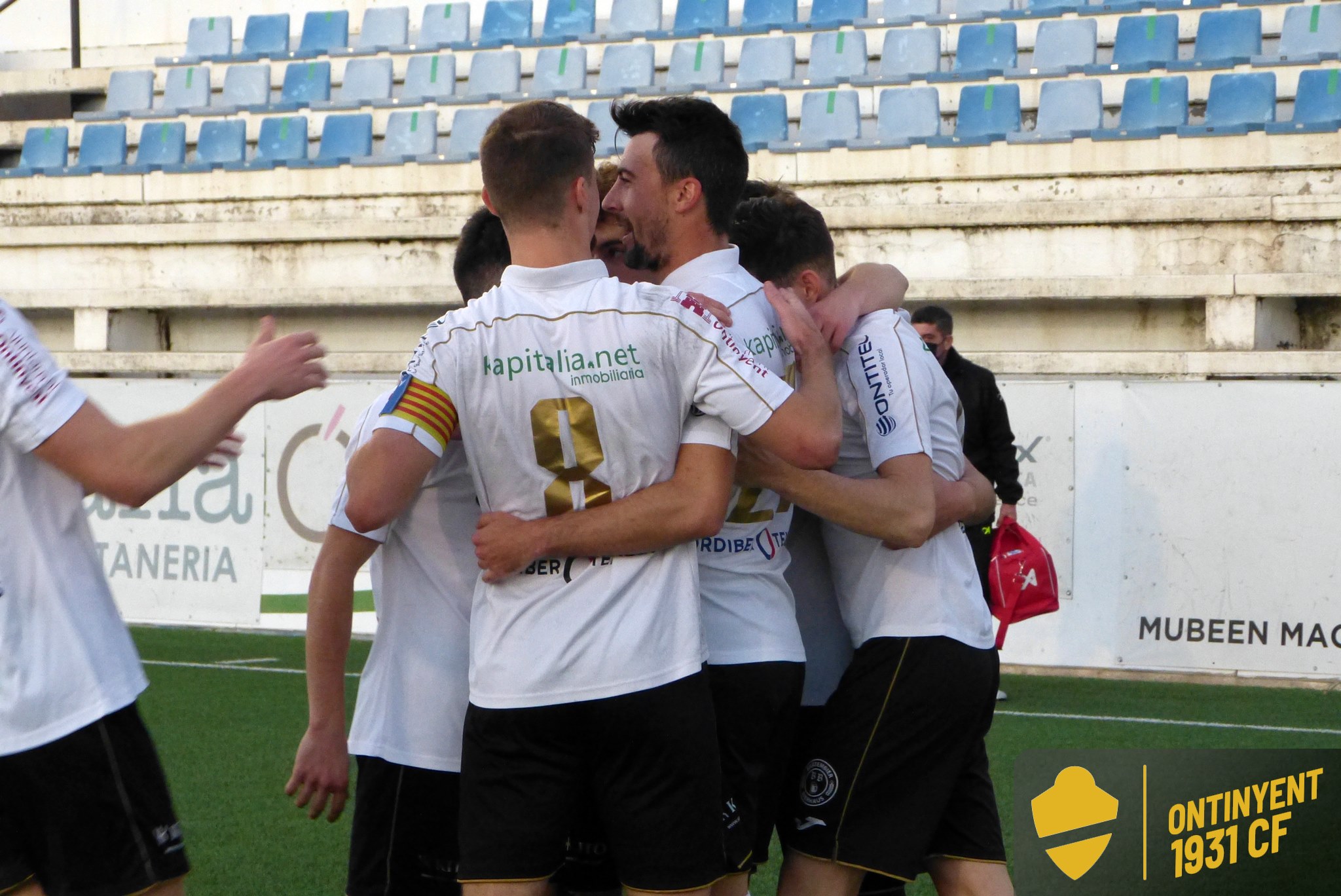 Los jugadores del Ontinyent 1931 celebran los goles