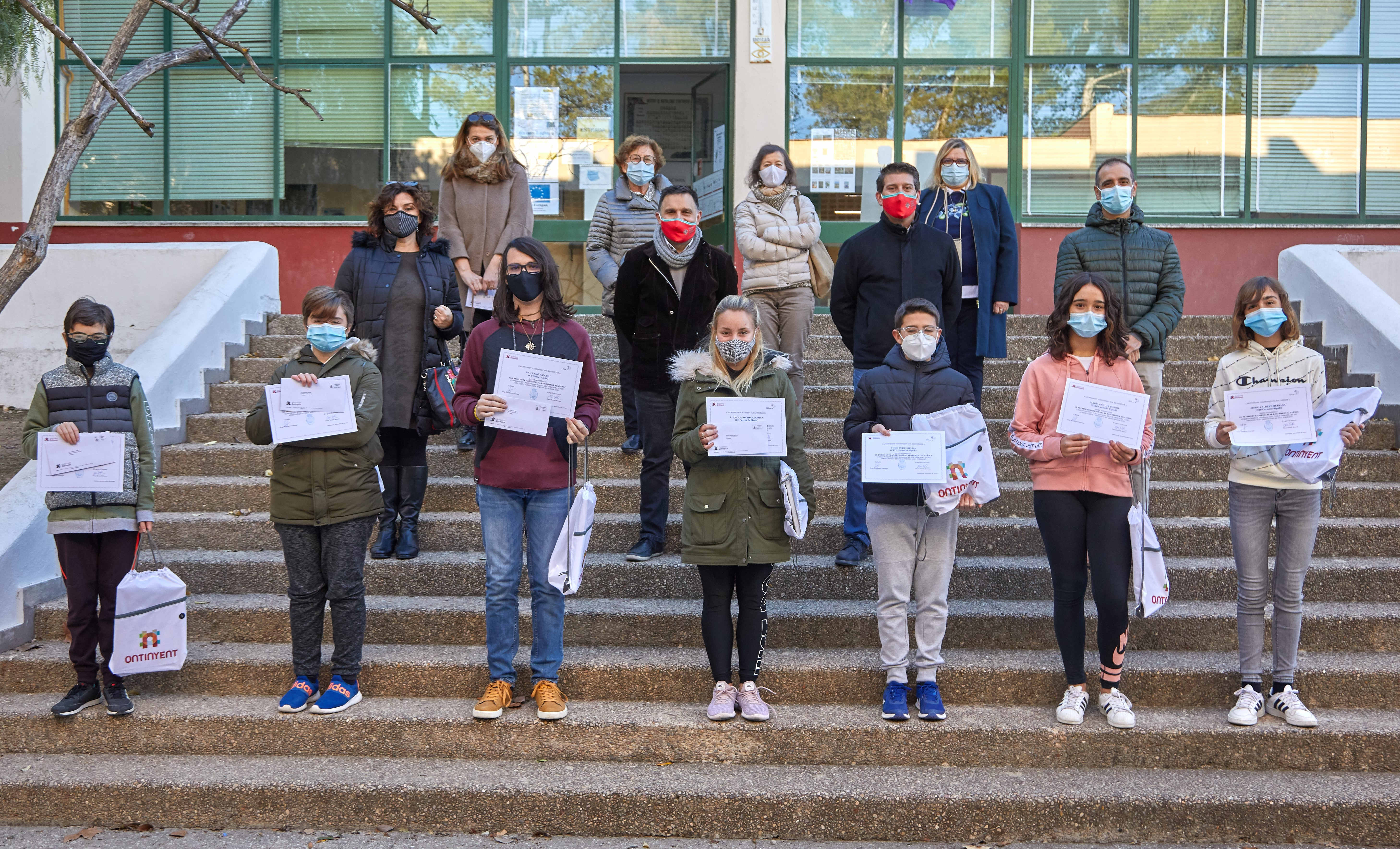 Los alumnos reciben el reconocimiento en el IES L'Estació