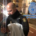 La Policía Nacional salva a un bebe tras 20 minutos de reanimación