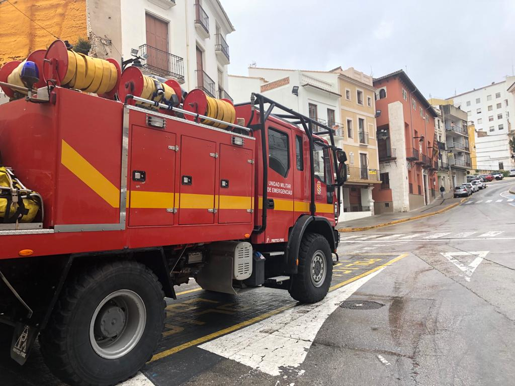 Un camió de la UME arribant a la plaça Major de la localitat