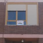 Aplaudiments des dels balcons a la tasca dels qui seguixen treballant 