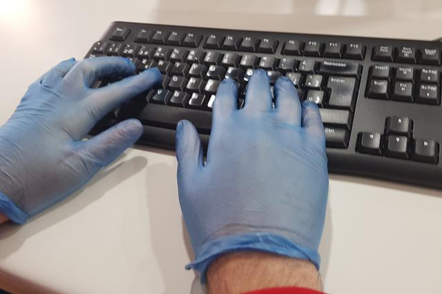 El departamento de salud recuerda que el uso de guantes no está recomendado